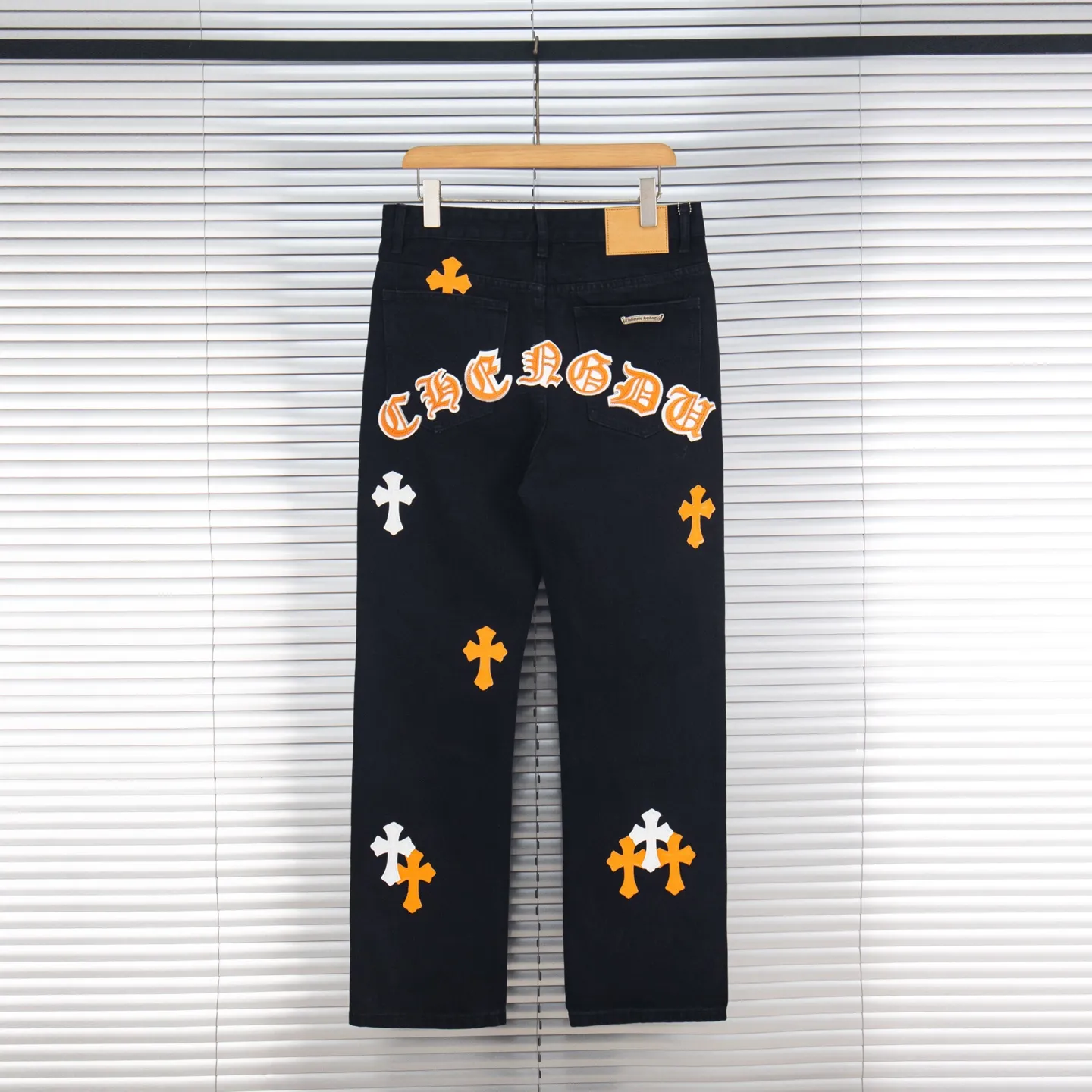 P260 Chrome Hearts Black Pants Sanskrit Yellow and White Patch Leather Jeans CH jeans need to be washed before being dismantled and then hand-stitched with sheepskin cross leather and then spliced ​​together. The whole piece has too many craftsmanship to explain. The patches are decorated with cross patterns and the high-waisted washed jeans! ! Absolutely high-end luxury products, god-level single products and super popular products, made with top heavy industry, a must-see magic weapon. Customized hardware. The fabric is thick and soft after washing. It has good breathability. Customized small leather label. Unique design. The details are simple and elegant, and the workmanship is exquisite. The entire trousers are neatly routed and the details are in place! It’s so cool that both men and women can easily control the genderless trend! Style number: 1874# Color: black Size: 28 30 32 34